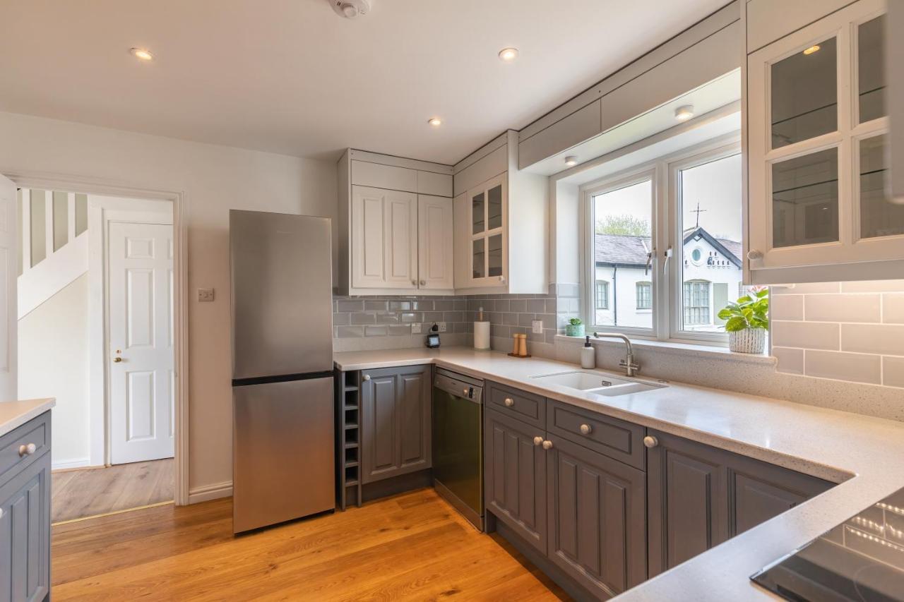 4 Bed City House With Private Garden And Parking Winchester Exterior foto