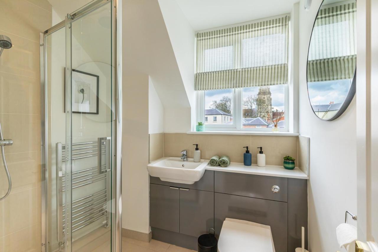 4 Bed City House With Private Garden And Parking Winchester Exterior foto
